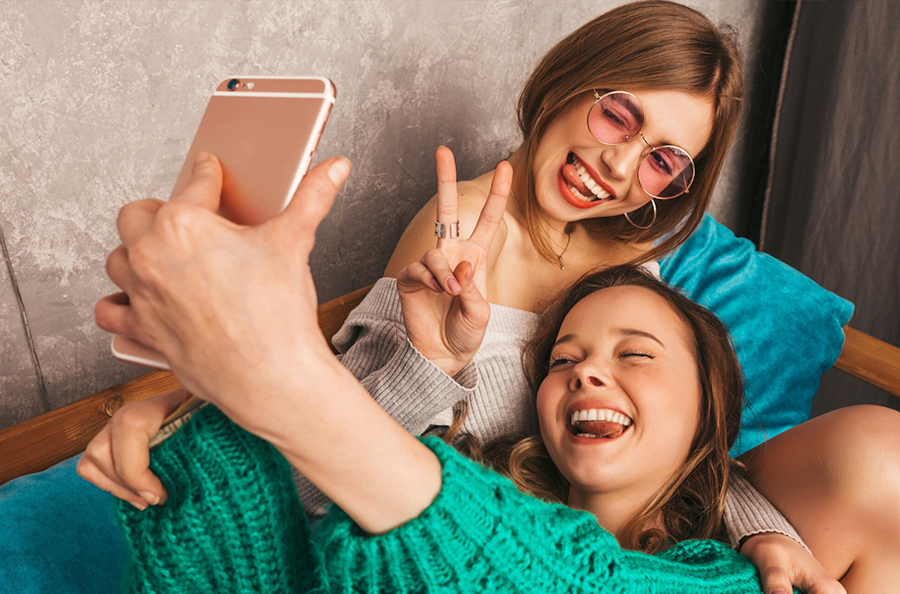 Amigas cambiándose a AT&T