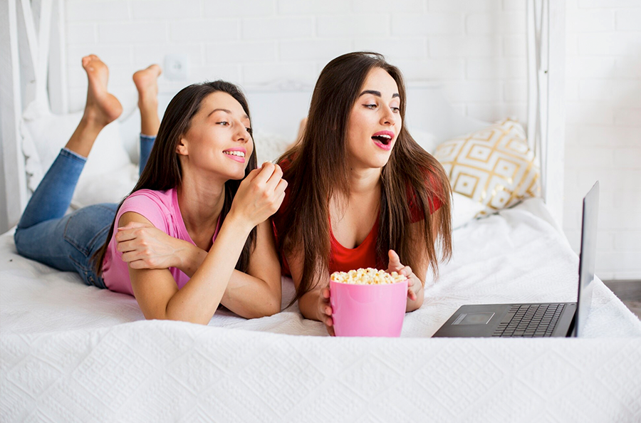 Amigas disfrutando contenido de TV