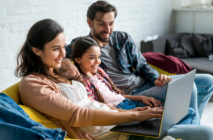 Familia usando internet de fibra