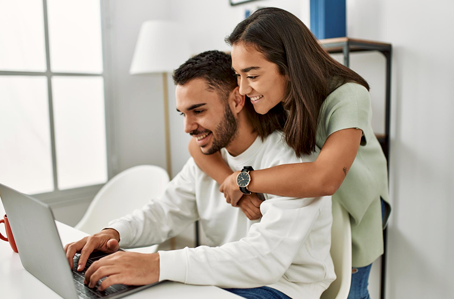 Pareja disfrutando de internet de alta velocidad