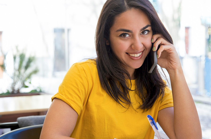 Mujer usando app de control de internet