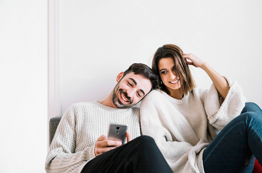 Pareja usando planes móviles ilimitados